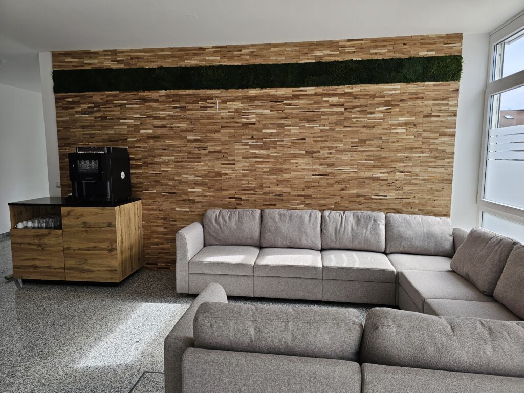 Eingangsbereich Alpraum mit Sofa und Kaffeemaschine