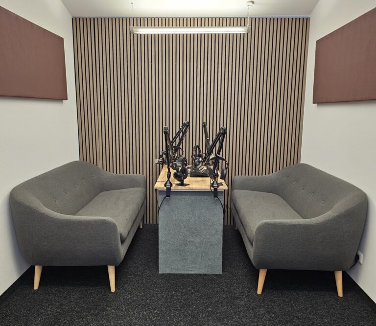 Podcast Studio im Alpraum Workspace mit Rode Caster 2 Pro